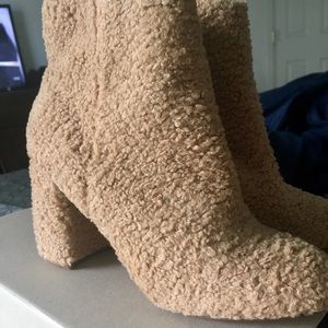 BNWB UO Light brown teddy boots size 7